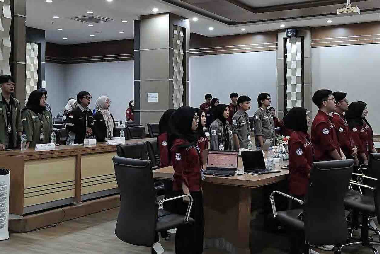 Menyanyikan Lagu Indonesia Raya dan Hymne UDINUS